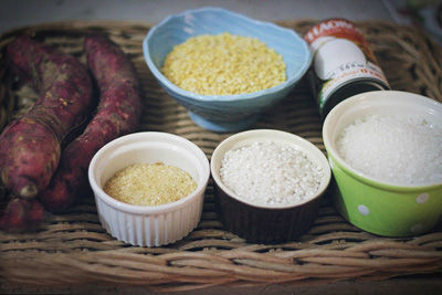 4. Chè khoai lang đậu xanh. Nguyên liệu: Khoai lang, đậu xanh không vỏ, bột báng, nước cốt dừa, đường trắng, muối. Khoai lang gọt vỏ, rửa sạch, cắt miếng vừa ăn. Tiếp đó cho thêm đường, muối vào ướp với khoai lang cho thêm đậm đà. Ảnh: phunutoday.vn.