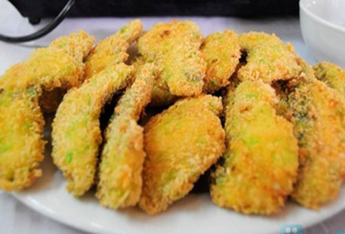 2. Cá rô phi chiên xù. Nguyên liệu: Bột chiên xù, cá rô phi, bột chiên giòn ướt, gia vị, cá rô phi lọc xương, thì là. Ướp cá rô phi với thìa là và gia vị. Lăn với bột chiên xù trước khi chiên. Lăn đều. Thả vào chào dầu đun sôi. Chiên vàng vớt ra là được. Ảnh: amthuc24.net.