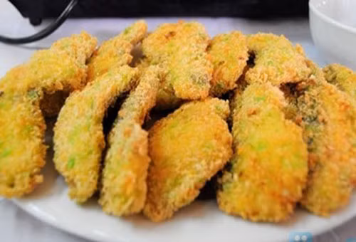 2. Cá rô phi chiên xù. Nguyên liệu: Bột chiên xù, cá rô phi, bột chiên giòn ướt, gia vị, cá rô phi lọc xương, thì là. Ướp cá rô phi với thìa là và gia vị. Lăn với bột chiên xù trước khi chiên. Lăn đều. Thả vào chào dầu đun sôi. Chiên vàng vớt ra là được. Ảnh: amthuc24.net.