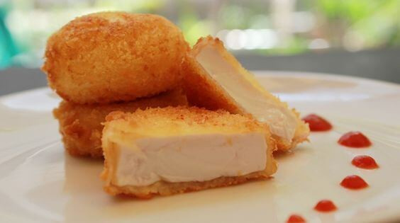 Dùng tay lăn miếng đậu qua bột chiên xù lưu ý nhẹ nhàng phủ đều các mặt. Tiếp đến nhúng qua hỗn hợp trứng đánh tan gồm muối, dầu vừng và hạt tiêu. Cuối cùng là lăn qua bột chiên xù rồi đem chiên lửa nhỏ. Lật nhanh tay để đậu phụ chín đều đẹp mắt. Ảnh: MISSKICK.com.