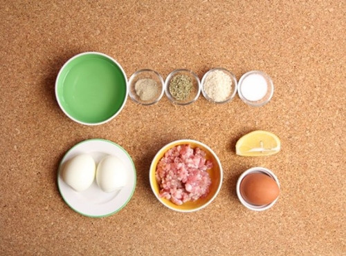 5. Thịt bọc trứng chiên xù. Nguyên liệu: Thịt nạc dăm, hành lá, hành tím, trứng, bột chiên xù. Thịt nêm tiêu, muối, hạt nêm, bột ngọt rồi xay nhuyễn. Hành lá thái nhỏ,hành tím băm nhỏ rồi trộn với thịt. Ảnh: eva.com.