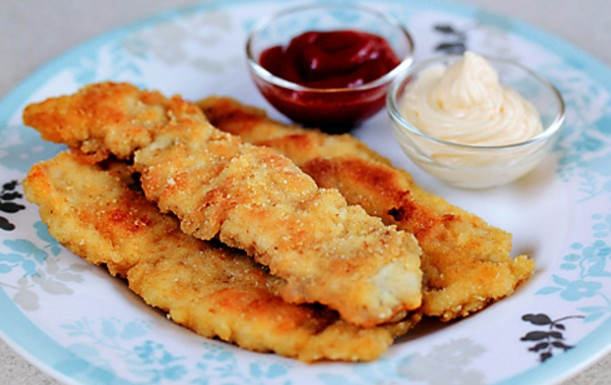 4. Ức gà chiên xù. Nguyên liệu: Ức gà ta, bột mì, bột chiên xù, trứng gà, gia vị: bột tỏi, bột gừng, muối. Ướp thịt gà với gia vị, để 15 phút hoặc lâu hơn. Lăn thịt gà đã ướp qua bột. Tiếp nhúng qua trứng gà đã đánh tan. Rồi áo qua bột chiên xù. Chiên vàng đều 2 mặt. Ảnh: vnngon.vn.