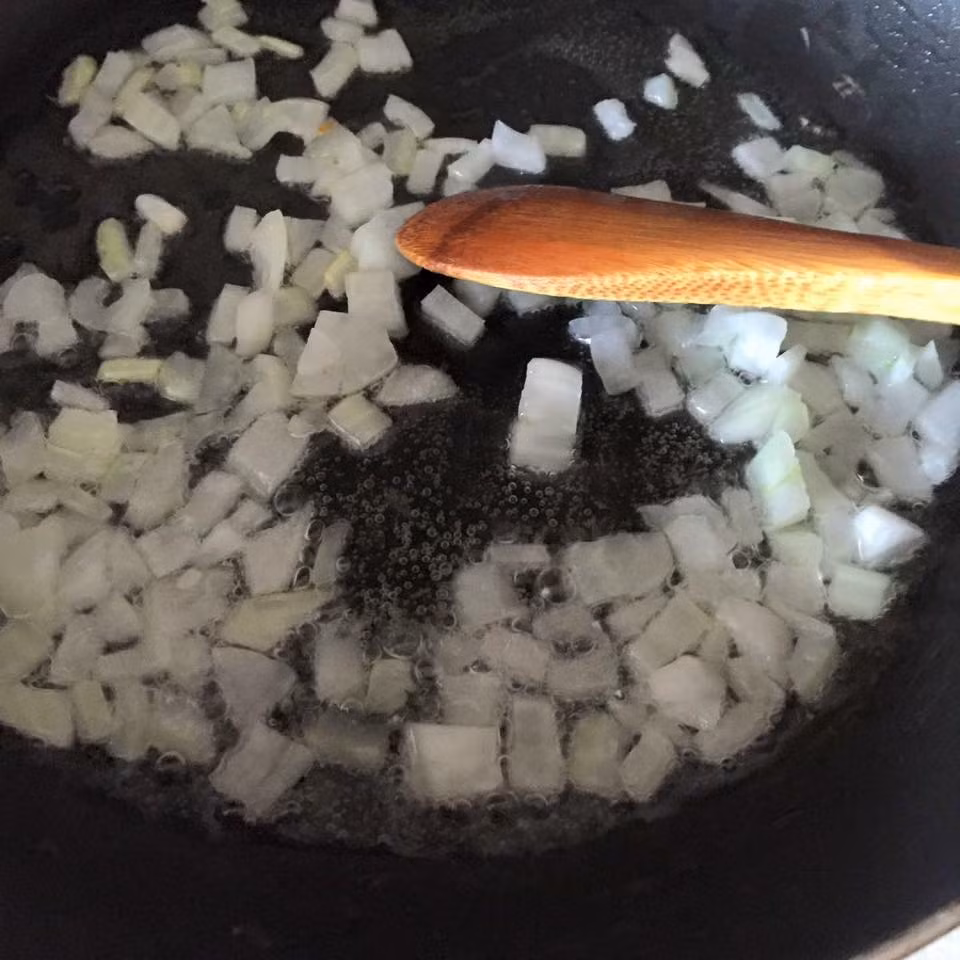 Hành khô cho vào chảo nóng có ít dầu và phi cho hành thơm vàng. Tiếp theo, cho tôm rồi lần lượt cho mắm, đường, ớt bột và 1 thìa canh nước sôi. Đun cho sốt tôm sệt lại là được. Ảnh: vietnammoi.vn.