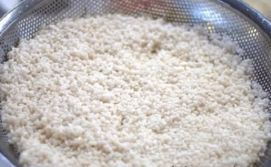 1. Xôi nếp lạp xưởng. Nguyên liệu: Nếp mỡ, lạp xưởng, tôm khô, chả lụa, trứng cút, muối, đường, hành tím, hành lá, tiêu, mỡ nước, nước tương. Nếp vo sạch, ngâm qua đêm, xả với nước, trộn cùng muối rồi đem hấp chín. Ảnh: congly.vn.