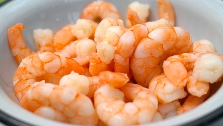 3. Xôi rưới tôm hành. Nguyên liệu: Gạo nếp, tôm, nước mắm, hành khô phi, đường, ớt bột. Làm sốt tôm hành: Tôm lột vỏ, tách bỏ sợi đen trên lưng tôm, sau đó thái tôm thành những miếng vừa. Ảnh: haisandiempho.vn.