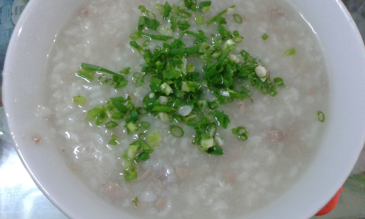 Dùng hành tây nấu cháo hoặc nấu chung đồ ăn khác và cho trẻ dùng cũng vẫn đảm bảo được tính hiệu quả của nguyên liệu này. Ảnh: Conlatatca.vn.