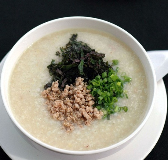 Mẹ có thể dùng tía tô để nấu cháo cho trẻ ăn, hoặc cũng có thể sắc lá tía tô để cho trẻ uống, nếu trẻ khó uống các mẹ có thể cho thêm một chút đường để dễ uống hơn. Ảnh: hoidinhduong.vn.