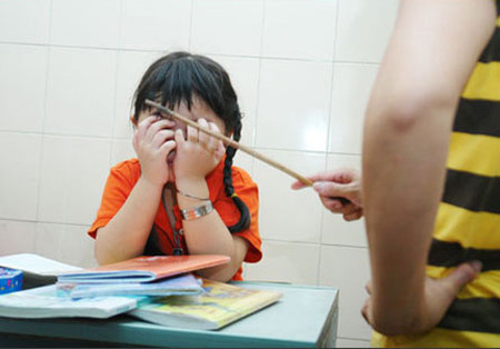 2. Dùng bạo lực trước mặt con: Nếu cha mẹ có mâu thuẫn dẫn đến xô xát mà để trẻ trông thấy thì sẽ vô tình làm tổn thương trẻ. Nghiêm trọng hơn là nguy cơ đối diện với bệnh trầm cảm ở trẻ em, lì lợm, lớn lên trẻ sẽ hình thành có tính hung hăng, giải quyết mâu thuẫn bằng bạo lực. Ảnh: Webtretho.com.