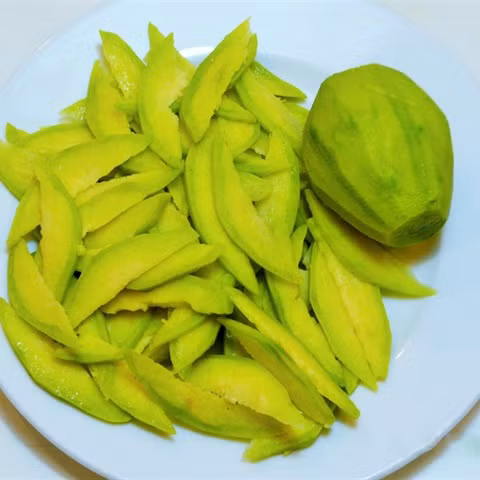 3. Nộm cóc tôm chua giòn. Nguyên liệu: Quả cóc xanh, tôm khô, rau thơm, kinh giới, cà rốt, ớt bột, đường, nước mắm, dầu ăn, gia vị, lạc rang giã dập. Cóc xanh gọt vỏ, rửa sạch, thái lát mỏng. Cà rốt gọt vỏ thái chỉ. Rau thơm nhặt lá vàng, bỏ cuống rồi rửa sạch, thái khúc 3 cm. Ảnh: cooky.vn.