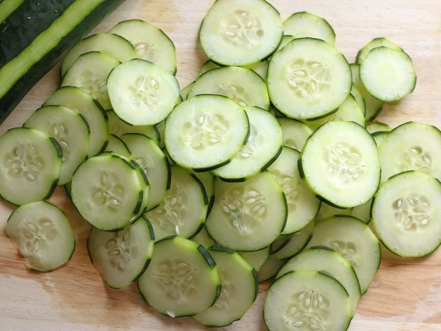 Dưa chuột để nguyên vỏ, thái lát chéo miếng mỏng vừa. Rau thơm rửa sạch, vẩy khô, một phần thái nhỏ, 1 phần để lại lát ăn kèm với nộm. Tỏi bóc vỏ, thái lát hoặc đập dập băm nhỏ. Ớt cắt lát nhỏ. Lạc rang chín, xát vỏ. Ảnh: hoaanhdao.vn.