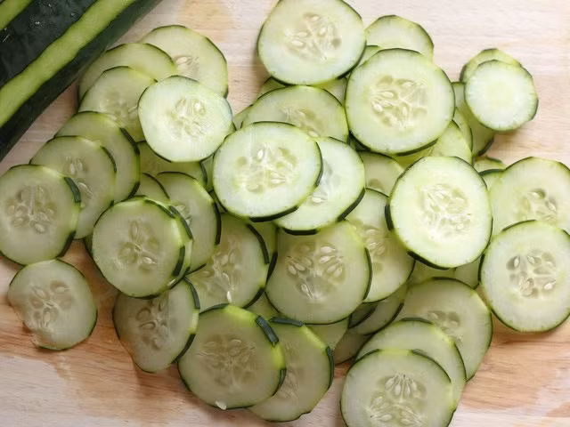 Dưa chuột để nguyên vỏ, thái lát chéo miếng mỏng vừa. Rau thơm rửa sạch, vẩy khô, một phần thái nhỏ, 1 phần để lại lát ăn kèm với nộm. Tỏi bóc vỏ, thái lát hoặc đập dập băm nhỏ. Ớt cắt lát nhỏ. Lạc rang chín, xát vỏ. Ảnh: hoaanhdao.vn.