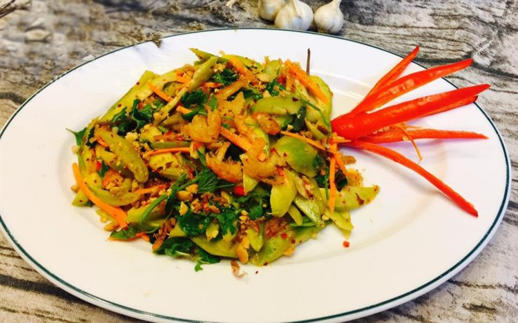 Cho cóc vào bát cóc cho tôm và đổ nước trộn lên, thêm rau thơm vào và trộn đều lên. Đổ nộm cóc tôm ra đĩa, rắc thêm lạc, là các bạn đã hoàn thành xong. Ảnh: cooky.vn.