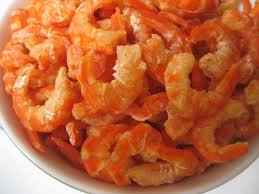 Tôm khô rửa sạch ngâm trong nước khoảng 15 phút cho mềm cho vào cối giã nhỏ. Bắc chảo lên bếp, cho 1 thìa canh dầu ăn vào phi thơm tỏi, rồi cho tôm khô xào săn. Hòa bát nước trộn bao gồm ớt bột, nước mắm, đường trắng, nước lọc, ớt tươi, tỏi băm cho nổi vị chua cay, mặn ngọt. Ảnh: dacsanmientay.info.