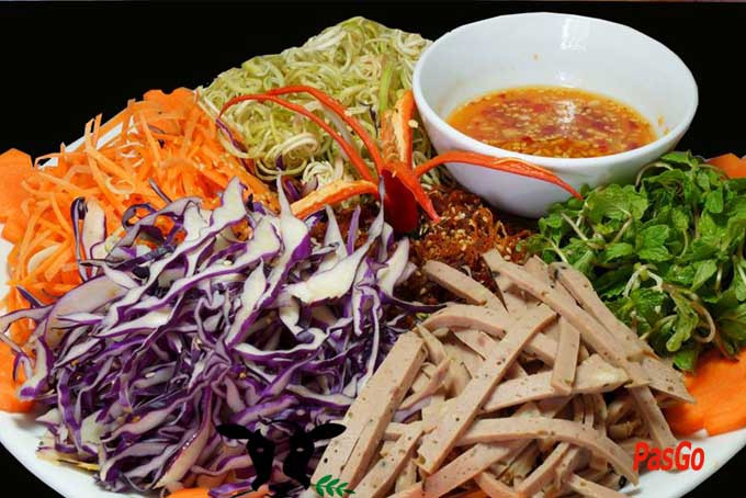 Lạc rang giòn, xát vỏ, giã hơi dập. Chanh bổ đôi, vắt nước cốt, ớt cay thái nhỏ, tỏi băm nhỏ, khế thái hạt lựu. Cho bắp cải tím và bắp cải trắng vào âu sạch, trộn đều rồi cho các loại rau củ còn lại vào. Ảnh: PasGo.vn.