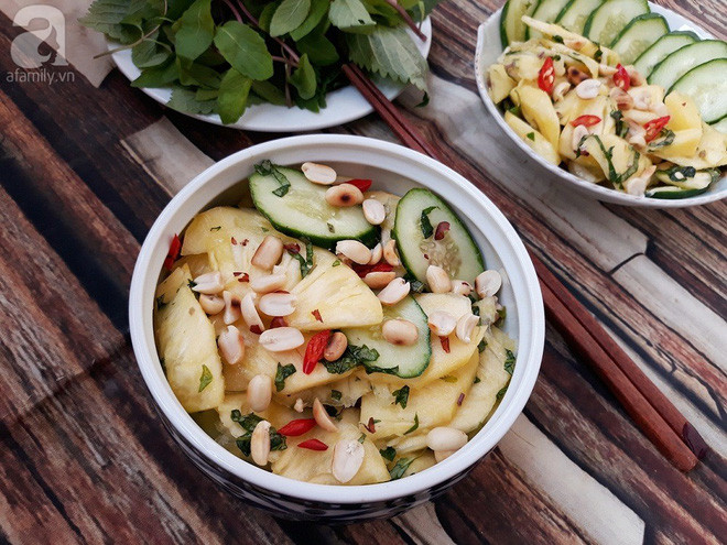Cho dứa, dưa chuột vào bát, trước khi ăn tầm 10 phút thì trộn đều với hỗn hợp nước mắm vừa làm, thêm rau thơm rồi cho ra đĩa. Rắc thêm chút lạc rang lên trên mặt là hoàn thiện món nộm dứa. Ảnh: afamily.vn.