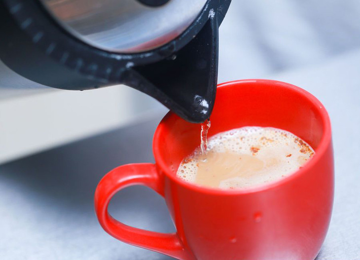 5. Frappé - Hy Lạp: Được phát minh bởi một đại diện của Nescafé vào năm 1957, frappé là một loại đồ uống phổ biến vào mùa hè tại Hy Lạp, bao gồm cà phê hòa tan lạnh cùng bọt sữa. Ảnh: tuyensinhso1.vn.