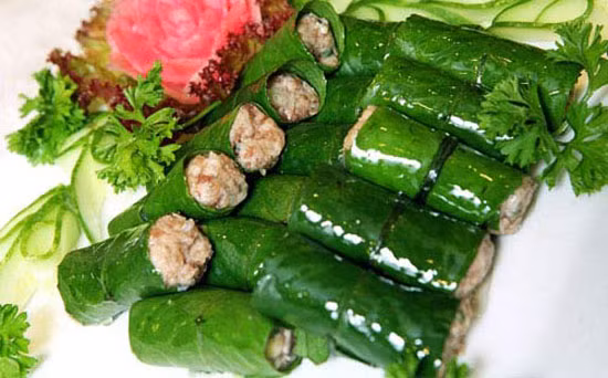 Bắc chảo lên bếp rồi cho dầu ăn vào đun cho nóng già thì thả từng miếng chả vào. Để mức lửa vừa rồi chiên cho miếng chả chín đều 2 mặt, khi thấy lá xương sông chuyển sang màu xanh đậm và phần thịt bên trong vàng 2 đầu thì gắp chả ra đĩa có giấy thấm dầu. Ảnh: toinayangi.vn.