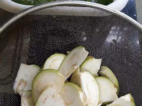 3. Cà bát xào tía tô, lá xương sông. Nguyên liệu: Cà bát, lá tía tô, lá lốt, xương sông, ớt quả, tỏi, gia vị. Cà bát rửa sạch, thái miếng ngâm chút dấm để không bị thâm. Tía tô, lá lốt và xương xông rửa sạch, thái nhỏ. Ảnh: cookpad.com.
