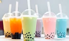 5. Trà sữa: Trong trà sữa có chất Hexametaphosphate, khi cơ thể bé quá nhiều chất này (ăn nhiều trà sữa hoặc pha với nồng độ cao) có thể gây ra các rối loạn chuyển hóa canxi dư thừa, hậu quả vô cùng khó lường. Ảnh: baophapluat.vn.
