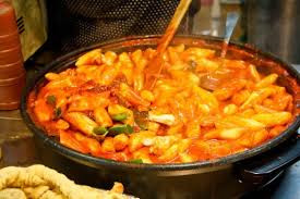 Sốt: 1 gói sốt gia vị mì cay + 2 muỗng tương ớt + 2 muỗng mật ong + 2 muỗng nước tương + 1 chén nước trộn đều. Xếp hải sản, chả cá, tokbokki, hành tây, bắp cải, mì gói vào nồi, cho phần sốt vào nấu chín. Ảnh: 5giay.vn.