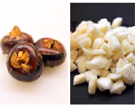 2. Chè củ năng đường phèn. Nguyên liệu: Củ năng, hạt sen khô, đường kính hoặc đường phèn. Củ năng rửa sạch, gọt vỏ. Hạt sen ngâm nở với nước trong khoảng 1h rồi cho vào nồi ninh nhỏ lửa đến khi chín bở. Ảnh: toinayangi.vn.