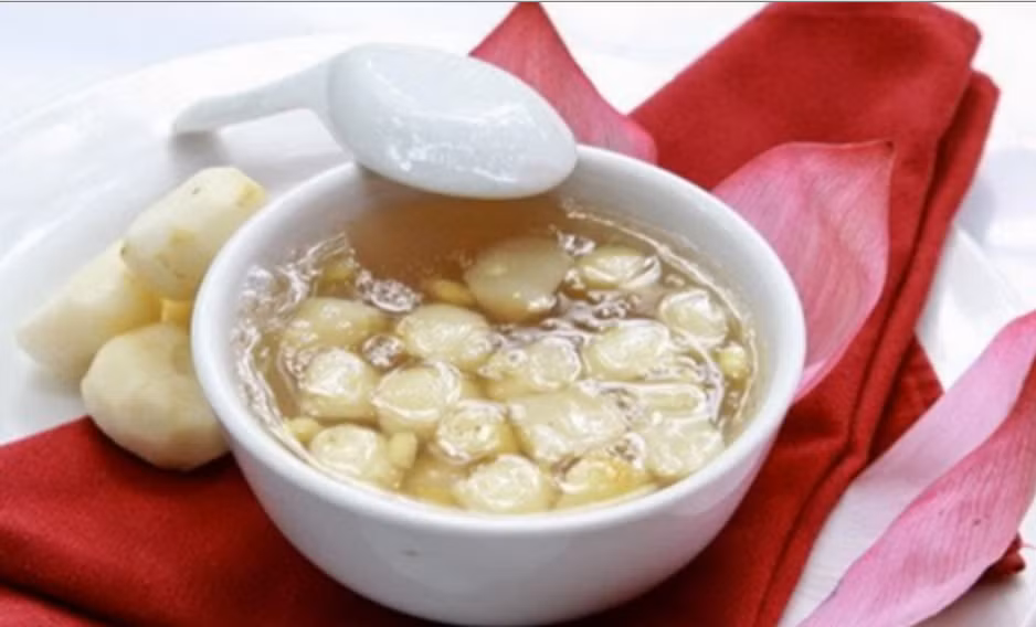 Sau khi cho củ năng vào đun, chỉ cần dùng muôi quấy nhẹ trong khoảng 1-2 phút rồi tắt bếp luôn nhé. Múc chè củ năng hạt sen ra bát, dùng nóng hay lạnh đều ngon. Ảnh: khamphamonngon.com.