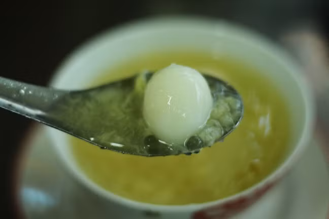 Trứng gà tách lấy lòng trắng. Đánh lòng trắng trứng cho tan đều, để lửa nhỏ cho nồi chè sôi nhẹ. Đổ lòng trắng trứng vào, khuấy đều tay cho lòng trắng kết thành sợi, để nước sôi lại tắt bếp. Ảnh: phunuonline.com.