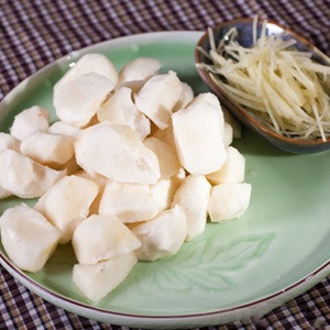 3. Chè củ năng nấu trứng. Nguyên liệu: Trứng gà, củ năng, đường phèn, gừng non. Củ năng gọt vỏ, rửa sạch. Gừng non xắt sợi thật nhỏ. Ảnh: Cooky.vn.