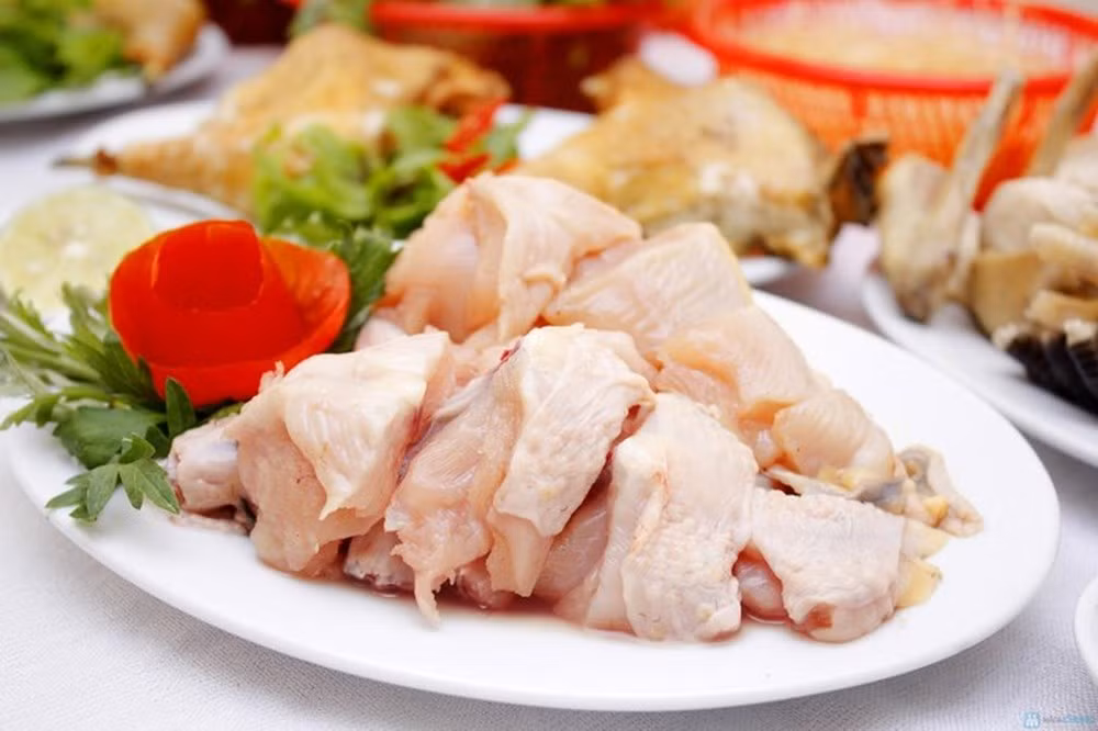 1. Gà nướng lá chuối. Nguyên liệu: Gà ta, gừng, sả, ớt, mắm, muối, dầu ăn, lá chuối, than hoa. Gà rửa cho thật sạch sẽ, bỏ ra để cho ráo nước rồi sử dụng dao chặt thịt gà thành từng miếng vừa miệng. Ảnh: baomoi.com.