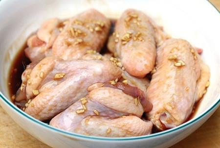 Hành nhặt rửa sạch, củ hành thái mỏng, lấy một ít dọc hành cắt khúc 5 cm, chẻ dọc hai đầu thành những cánh nhỏ (ở giữa để nguyên), ngâm nước lạnh cho nở xòe hoa vớt ra để ráo; dọc còn lại cắt khúc 2 cm. Rau mùi nhặt rửa sạch để ráo, ớt tươi rửa sạch, chẻ hoa. Tỏi bóc vỏ, rửa sạch, đập giập. Ảnh: Emvaobep.com.