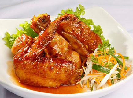 Quấy đều hỗn hợp dấm, đường đổ vào đảo đều. Khi bột sánh, chín trong, nếm vừa ăn cho lá hành vào đảo đều xúc ra đĩa. Bày dọc hành và ớt đã chẻ hoa, rắc rau mùi và hạt tiêu lên trên, ăn nóng. Ảnh: Emvaobep.com.