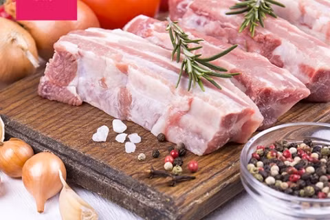 2. Canh xương hầm củ quả. Canh xương cũng gần giống với súp gà. Hai món ăn đều rất bổ dưỡng, chứa nhiều calo, vitamin và khoáng chất như magiê, folate, canxi và phốt pho. Ảnh: thitngonquocte.vn.