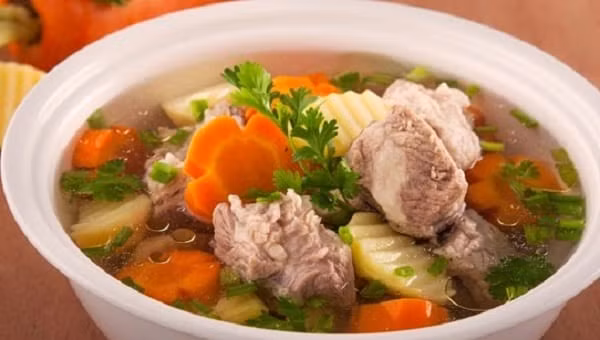 Xương đun sôi cho nhỏ lửa khoảng 20 phút rồi cho su su, cà rốt đã ướp vào đun tiếp gần chín thì cho nấm hương mộc nhĩ vào đun thêm 5 phút. Tắt bếp cho hành lá vào là xong. Ảnh: phunutoday.vn.