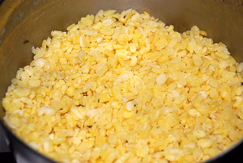 Nguyên liệu: Ức gà, đùi gà, trứng cút, đậu xanh tách vỏ, xúc xích, bột năng, gia vị, hành, rau ngò. Cho xương gà, đùi gà và ức gà đậu xanh, (trứng cút)vào hầm cho có nước dùng ngọt. Ảnh: trinamdamat.com.vn.