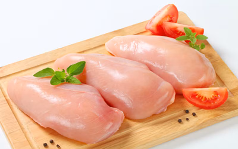 1. Súp gà đậu xanh. Súp gà cũng giàu chất điện giải và chất lỏng giúp cung cấp nước cho cơ thể giúp bạn thấy tỉnh táo hơn. Nên ăn kèm với hành và tía tô sẽ giúp người bệnh mau chóng hạ sốt. Ảnh: dinhduongthehinh.com.