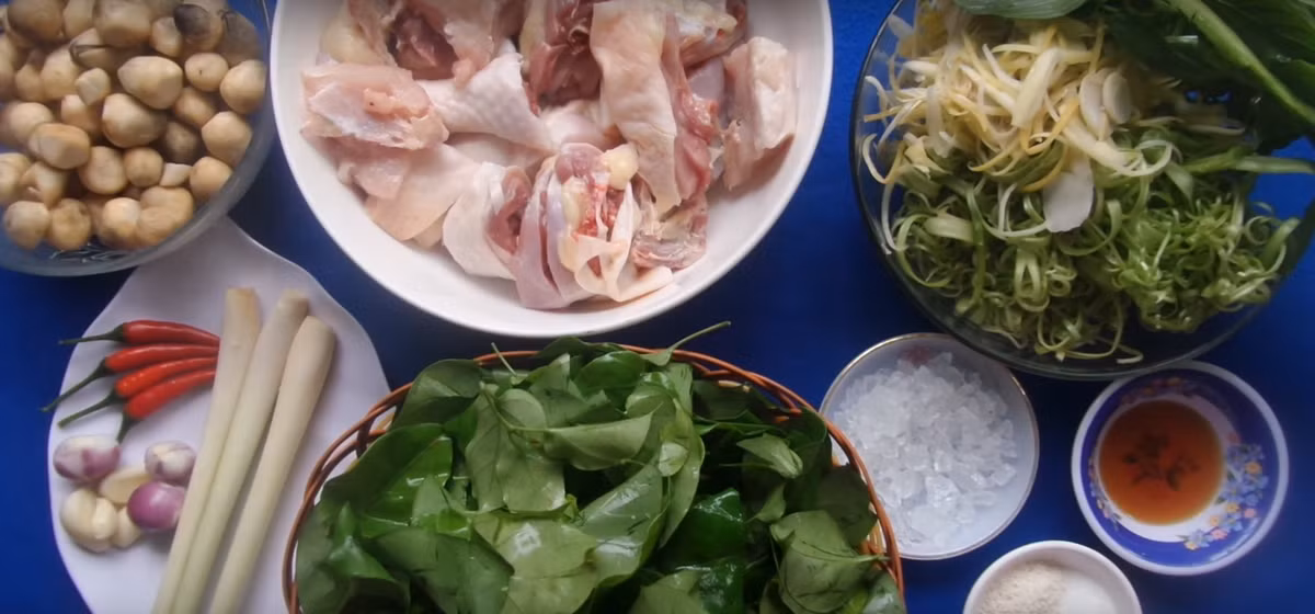 Đem lá giang rửa thật sạch với nước và vò cho lá giang dập đi một chút. Đặt chảo lên trên bếp rồi đổ dầu vào, cho tỏi và sả vào phi thơm lên. Sau đó tiếp tục đổ gà vào xào cùng, xào đến khi thấy các miếng thịt gà săn lại thì đổ khoảng 2 lít nước vào đun cho đến khi sôi lên. Nêm gia vị. Ảnh: Tin8.vn.