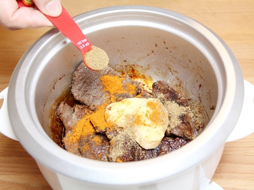 Thăn bò rửa sạch thái miếng vuông. Cho đường, hạt nêm, nước mắm, tiêu, xả đập dập, hành tỏi băm nhuyễn, gừng, chén nước gia vị bò kho, trộn đều ướp 4 tiếng. Ảnh: Webtretho.com.