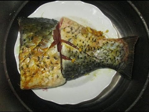 3. Cá trắm hấp nồi cơm điện. Nguyên liệu: Cá trắm, ngải cứu, thì là, hành tây, gừng, bột nghệ, bột nêm, tiêu, gia vị, chuối xanh, dứa, dưa leo, gừng.