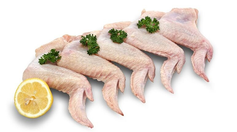 1. Gà nướng bằng nồi cơm điện. Nguyên liệu: Cánh gà, bắp đùi gà, hắc xì dầu, mật ong, đường, bơ, dầu ăn, tiêu, tỏi bằm, tương cà chua, tương ớt, dầu hào. Gà rửa sạch, lau khô, lấy nĩa hoặc vật nhọn đâm vào thịt gà để cho hỗn hợp ướp được thấm. Ảnh: Monngon.tv.