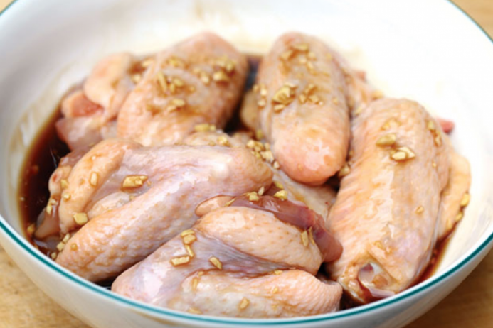 Cho tất cả các gia vị vào âu, nếm thử xem đã vừa miệng hay chưa. Cho gà vào âu gia vị, nhẹ nhàng đảo gà thật đều để tẩm ướp, cho vào tủ lạnh ít nhất 3 tiếng. Ảnh: Nauzi.com.