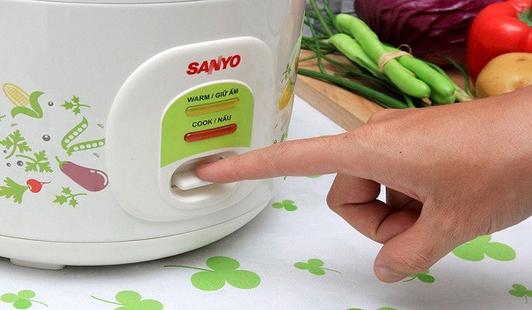 Cá mua về rửa bằng dấm cho hết nhớt hết tanh. Chuẩn bị hết các gia vị rồi trộn vào nhau, hành tây thái múi cau mỏng, nhét rau ngải cứu và hành vào bụng cá. Một phần hành lót đáy nồi, phần còn lại để trên mặt cá ướp trong 20 phút. Ảnh: suadiennuoctainha24h.com.