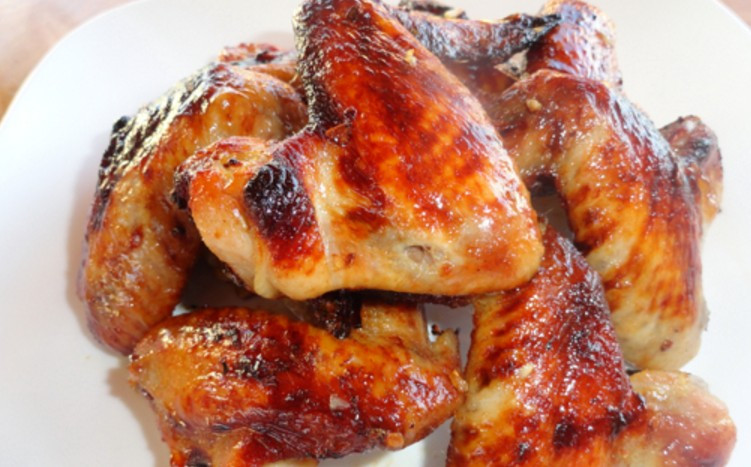 Lấy gà ra khỏi tủ lạnh, để gà hết lạnh thì cho gà vào nồi cơm điện cùng với nước ướp, bấm nút nấu, tầm 15 phút mở ra xem nếu thấy gà đã vàng thì trở mặt, tiếp tục nướng mặt tiếp theo cũng tầm 15 -20 phút là được. Ảnh: homnayangi.vn.