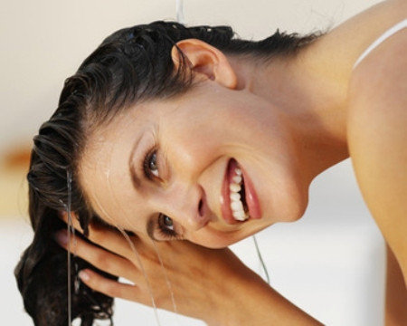 Sau đó, massage nhẹ nhàng và ủ trong 1 tiếng. Gội lại bằng nước ấm. Tóc vừa sạch, lỗ chân thông được thông thoáng và thư giãn. Ảnh: nangnguc.net.