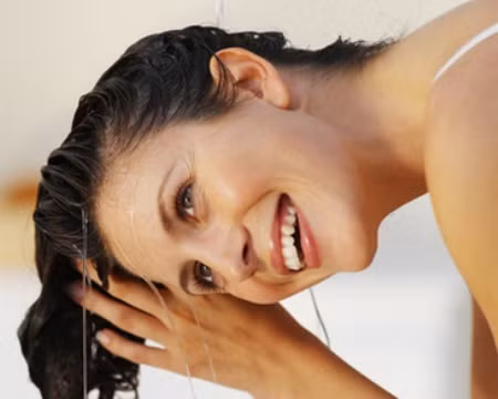 Sau đó, massage nhẹ nhàng và ủ trong 1 tiếng. Gội lại bằng nước ấm. Tóc vừa sạch, lỗ chân thông được thông thoáng và thư giãn. Ảnh: nangnguc.net.