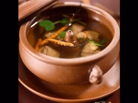 Gạo (có thể giã sơ qua) rửa sạch, rồi đem đun nhỏ lửa với nước luộc gà tới khi gạo nở ra hết, thì cho phần thịt gà, đông trùng vào đun thêm 10-15 phút nữa, bắc ra thêm hành, tiêu (tùy thích) rồi dùng nóng. Ảnh: youtube.com.