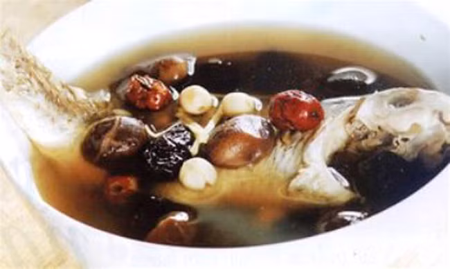 Khi nước sôi cho các nguyên liệu trên vào nồi, nên cho vài con đông trùng vào trong bụng cá, còn lại rải đều. Cho ít gừng để khử mùi tanh của cá, tuy nhiên không nên cho quá nhiều vì sẽ làm mất vị thơm ngon của thịt cá. Đun nhỏ lửa tới khi sôi, thêm hành, ngò là có thể sử dụng. Ảnh: dongtrungtaytang.com.