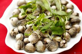 2. Sò huyết rang me. Nguyên liệu: Sò huyết, me hột, đường, ớt sừng, tương, tỏi, dầu ăn. Sò huyết chà sạch, luộc sơ qua, vớt ra để ráo. Ảnh: blogmonanviet.