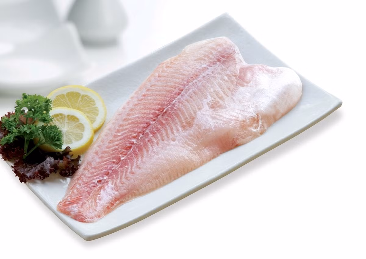 1. Cá ba sa nghệ xào thì là. Nguyên liệu: Phi le cá ba sa, riềng, bột nghệ, mẻ, lá thì là, mắm, sữa chua tiêu xay. Cá ba sa mua siêu thị về thì ướp chút muối rồi rửa qua, các nguyên liệu khác cũng rửa sạch và ráo nước. Ảnh: easternfoods.vn.