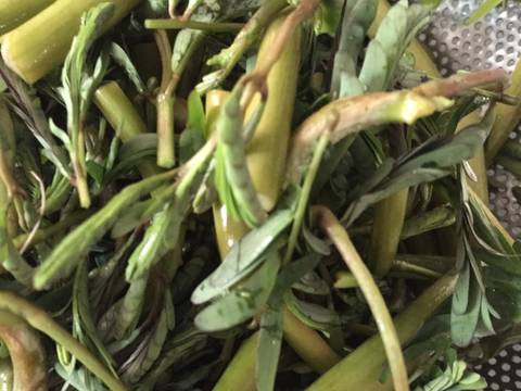 3. Canh rạm nấu khoai sọ, rau rút. Nguyên liệu: Rạm, khoai sọ, rau rút, nước, nước mắm, hạt nêm, mỳ chính. Rạm rửa sạch giã nhỏ. Sau đó lọc lấy nước . Khoai sọ luộc qua để dễ bóc vỏ, cắt miếng vừa ăn. Rau rút nhặt sạch chỉ lấy phần non. Ảnh: cookpad.com.