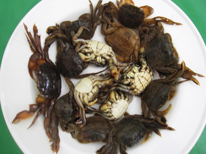 2. Canh rau đay nấu rạm. Nguyên liệu: Rau đay, mướp, rạm, muối, hạt nêm. Khi mua rạm về rửa sạch rồi tách lấy gạch của rạm. Còn lại vỏ thì ta cho vào máy xay ra rồi lọc lấy hết phần nước đấy. Ảnh: baomoi.com.